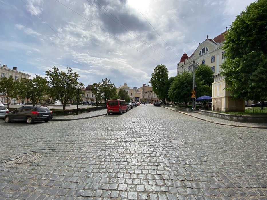 Продаж комерції 1100 м2, землі 13 соток в історичному Центрі Чернівців