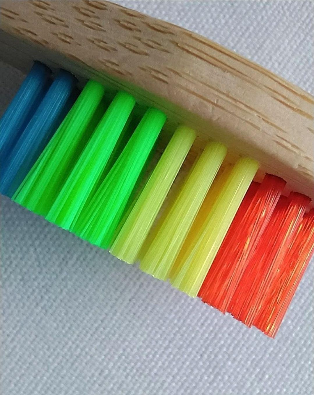 Бамбукова зубна щітка "райдужка"