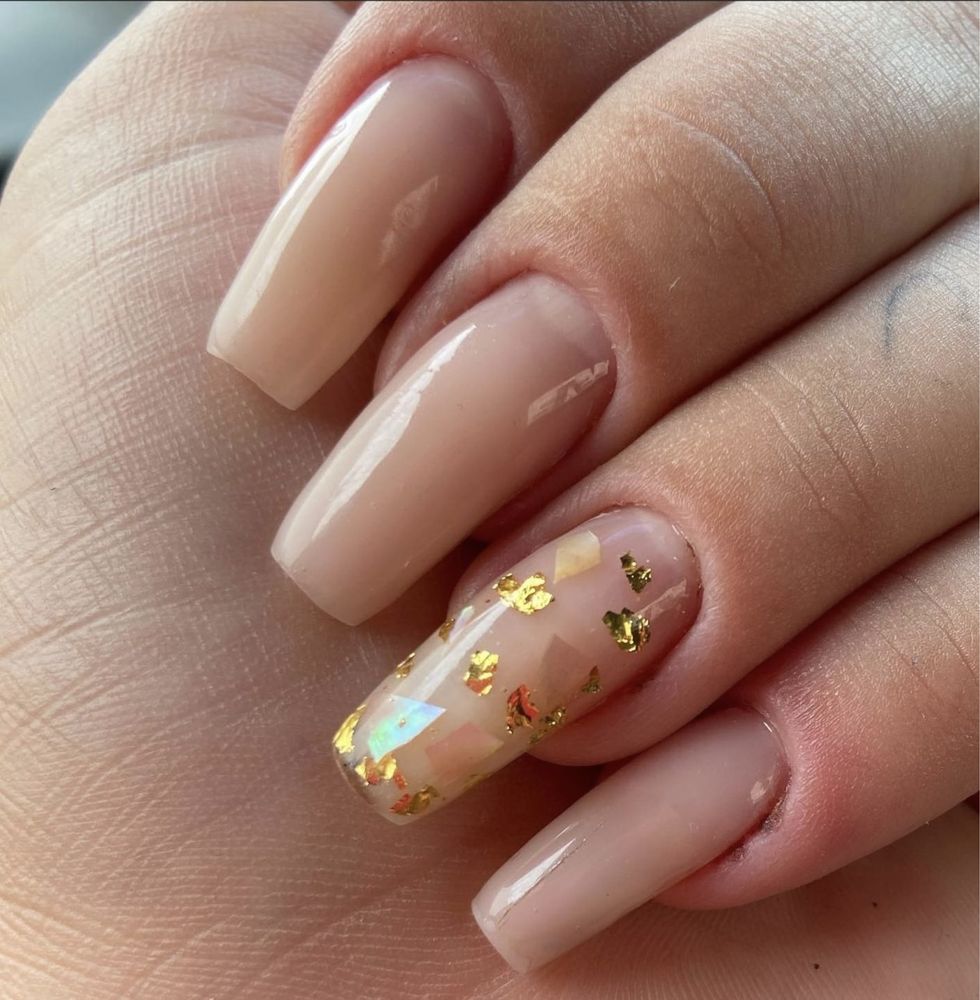 Unhas de gel e pedicure