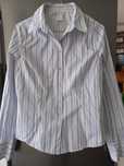 Camiseiro branco com riscas azuis e pretas