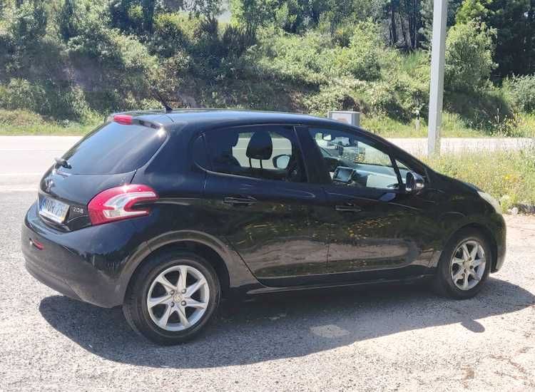 Peugeot 208 em bom estado