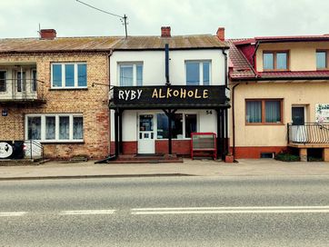 Środkowy segment (lokal + mieszkanie) plus budynek gospodarczy.