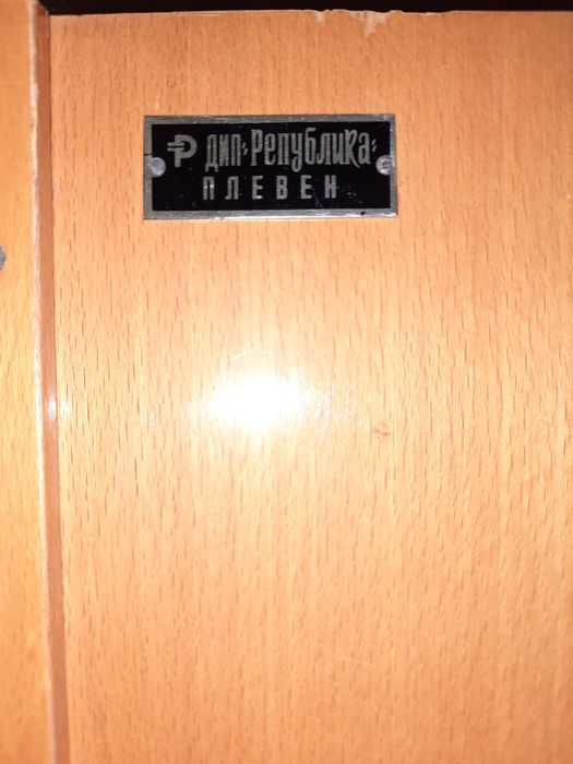 Ретро шкаф.
Шафа тристулкова