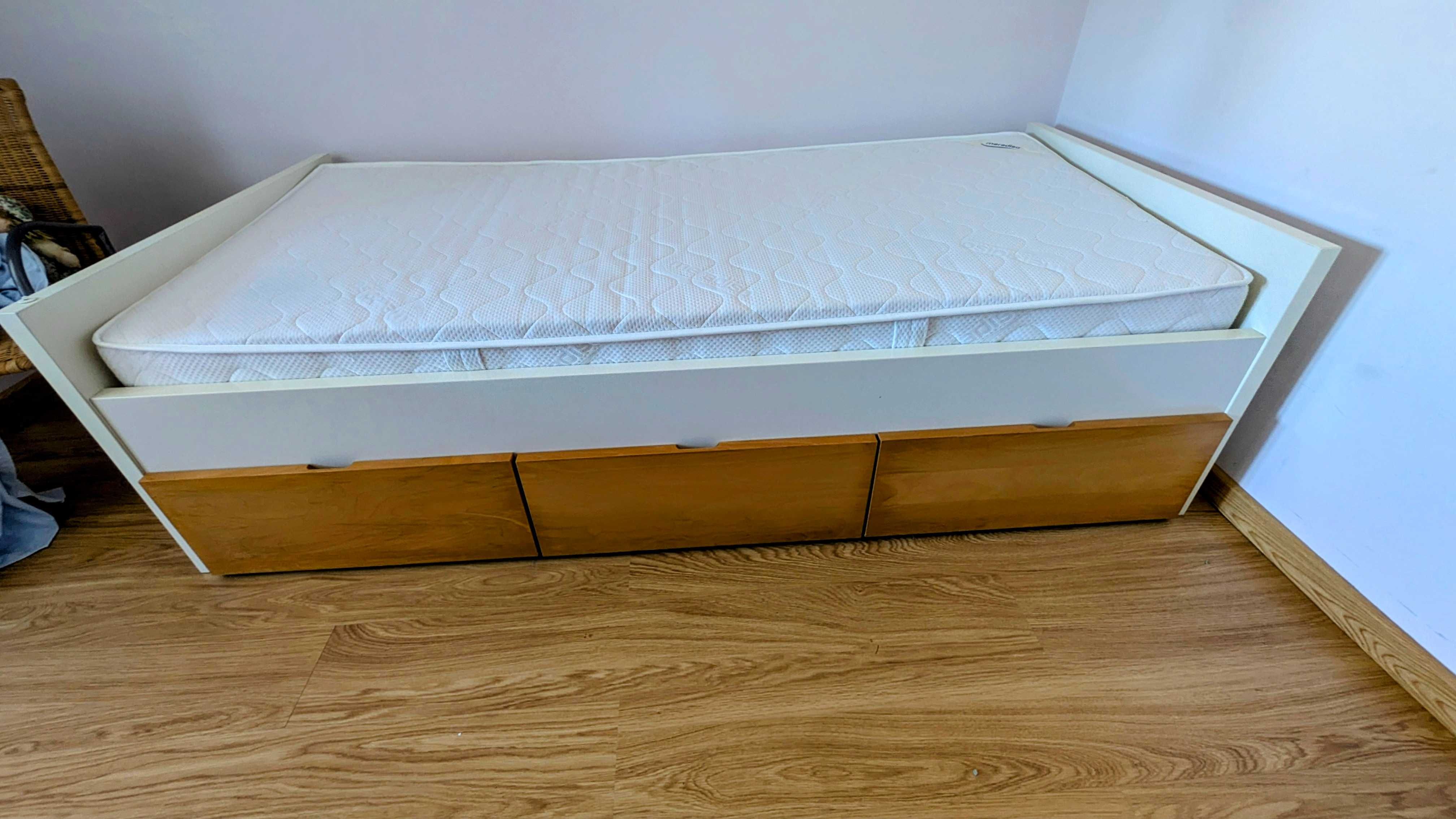 Cama Com Arrumos 200x90 cm