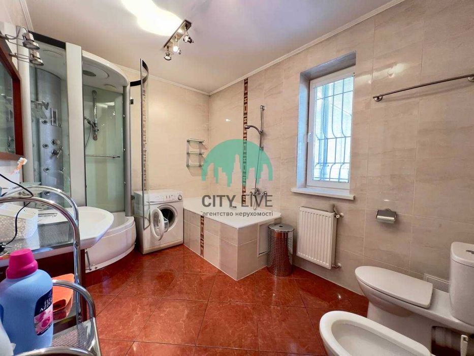 Продаж 3-кім квартири великої площі в Центрі міста (К)