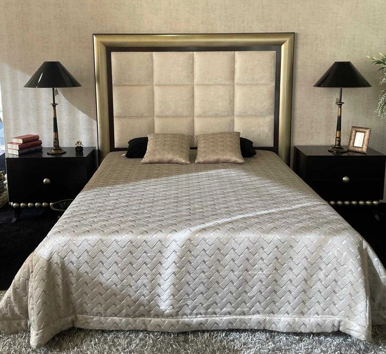 Cama de casal com cabeceira estofada e mesas de cabeceira incluídas