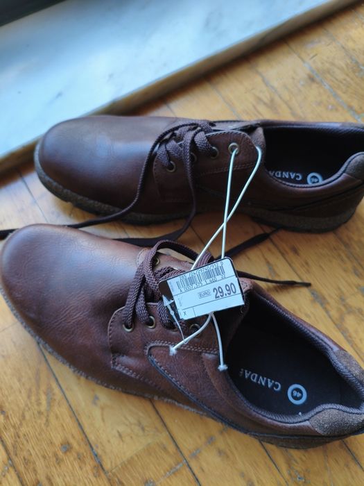 Sapatos de cor castanho novos