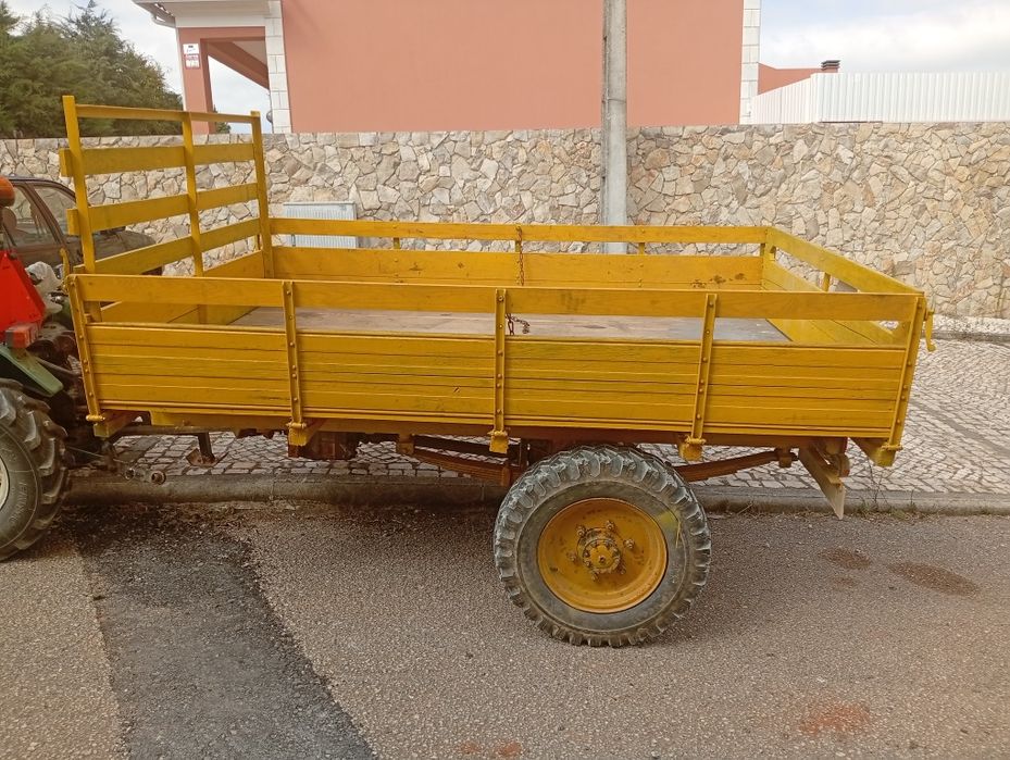 Reboque agrícola com tração.