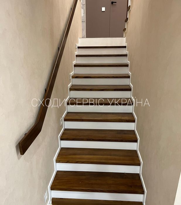 Сходи закритого типу. Зашита бетонна основа. Дуб