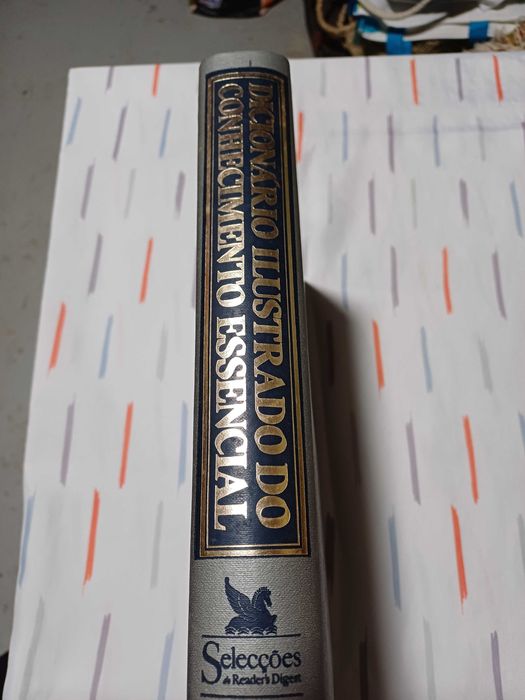 Dicionário Ilustrado do Conhecimento Essencial