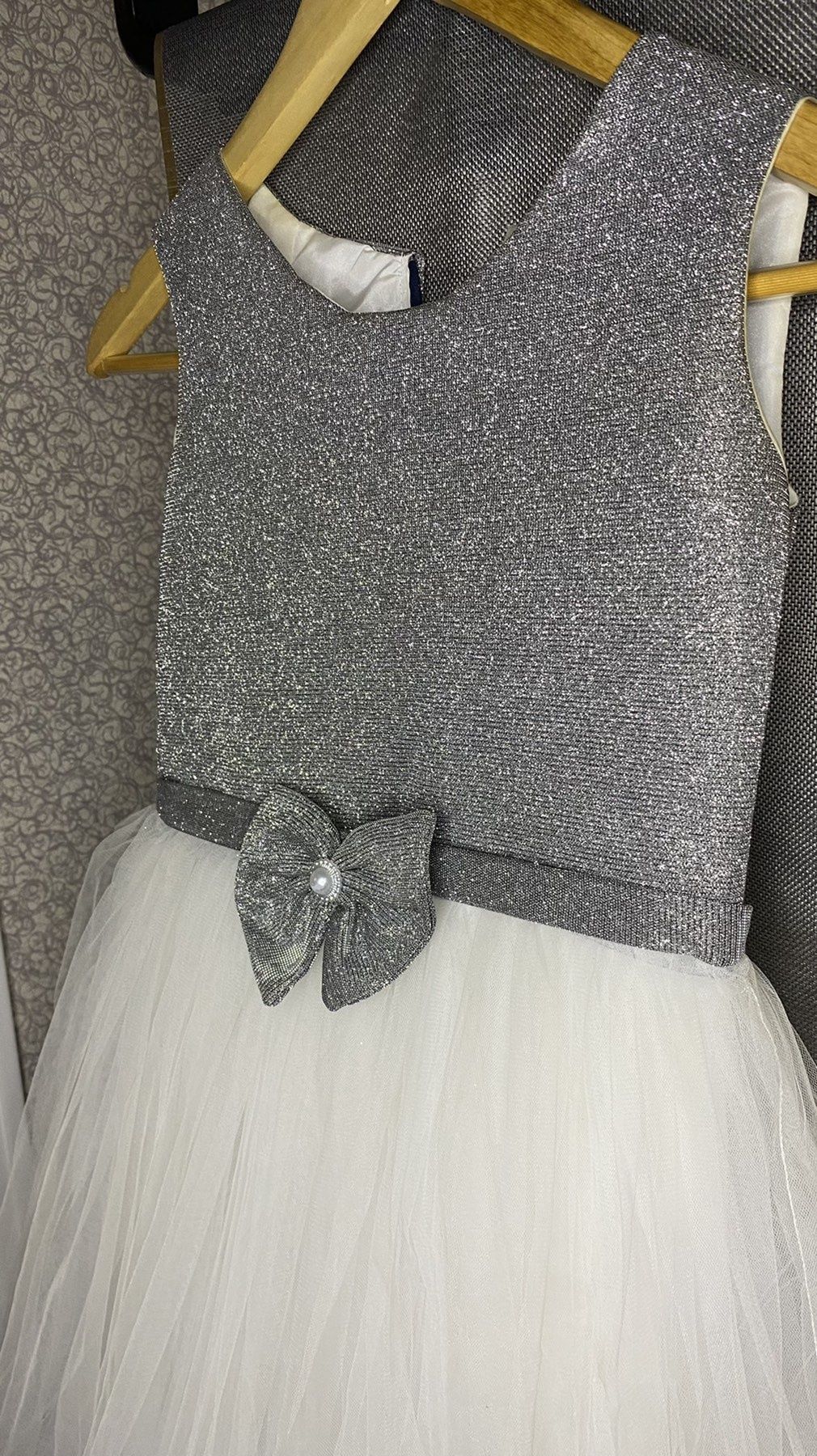 Сряблясто-біла сукня, плаття для дівчинки