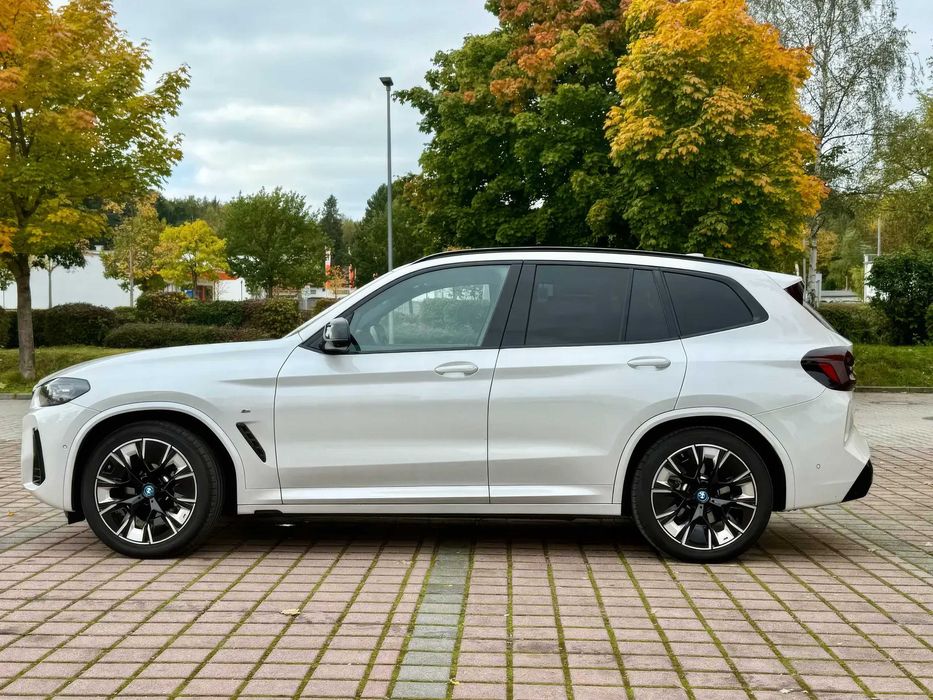 BMW iX3      2023