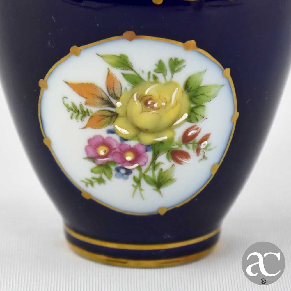 Jarra em porcelana Artibus em azul-cobalto e flores, pintada à mão