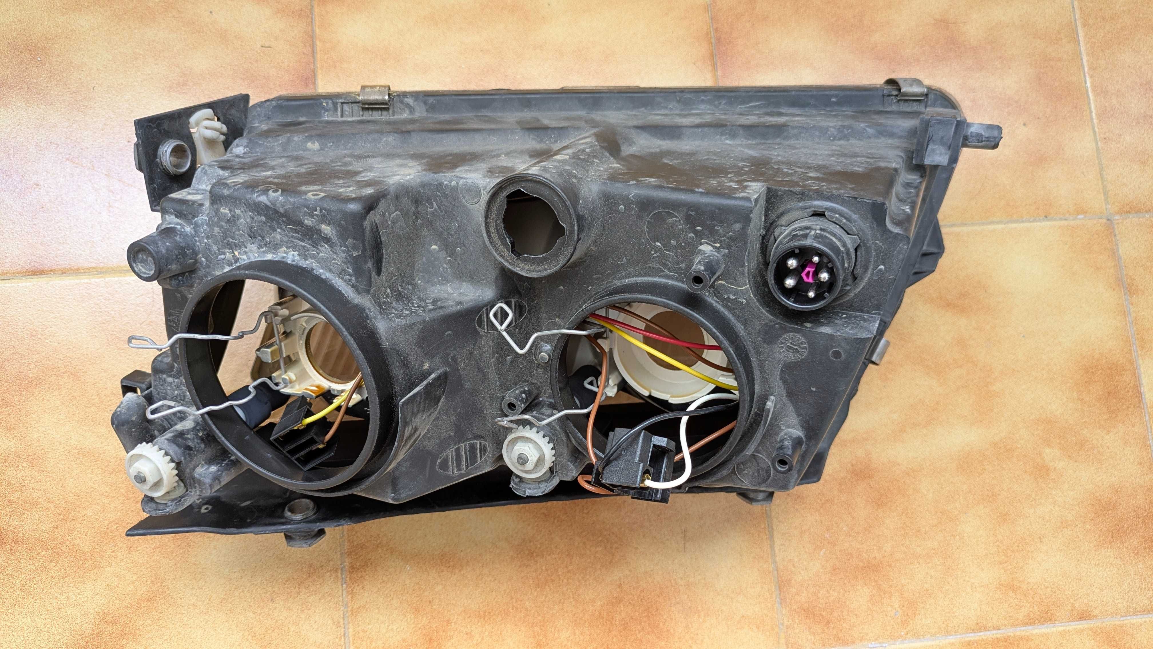 Farol Direito Passat 5B (3B5)