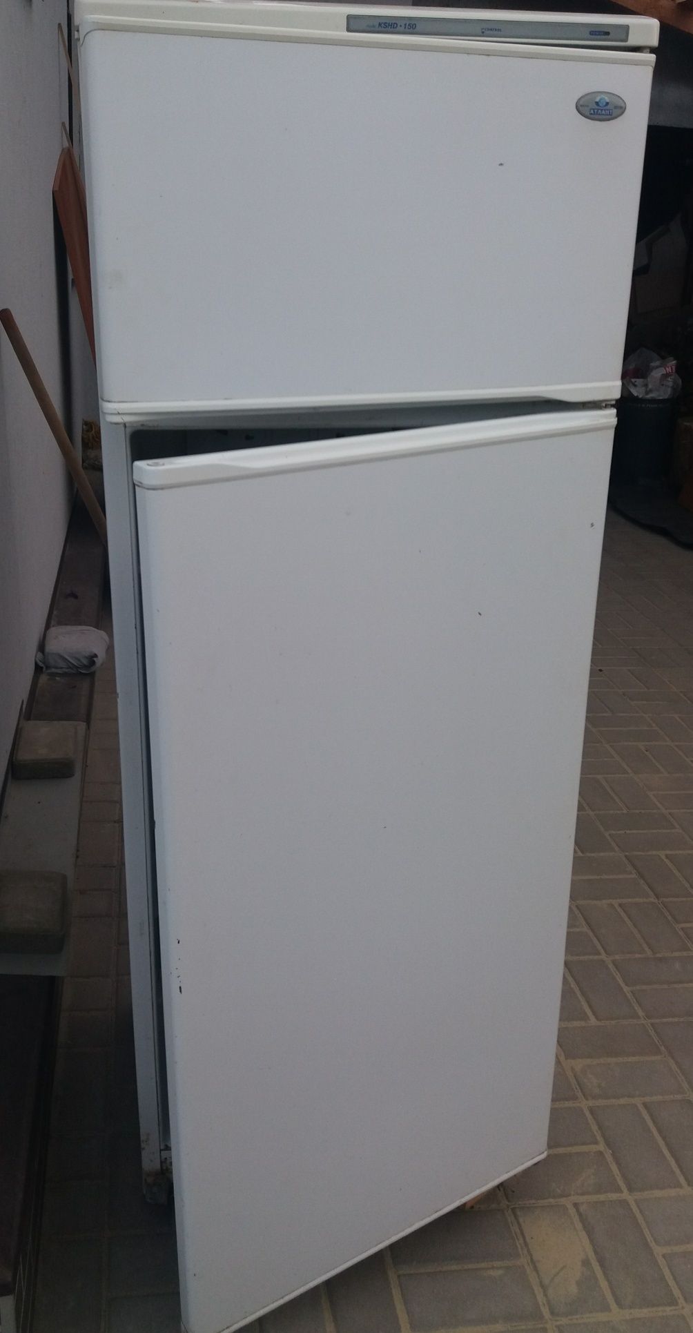 Продам холодильник АТЛАНТ в робочому стані, недоліки по стану на фото.