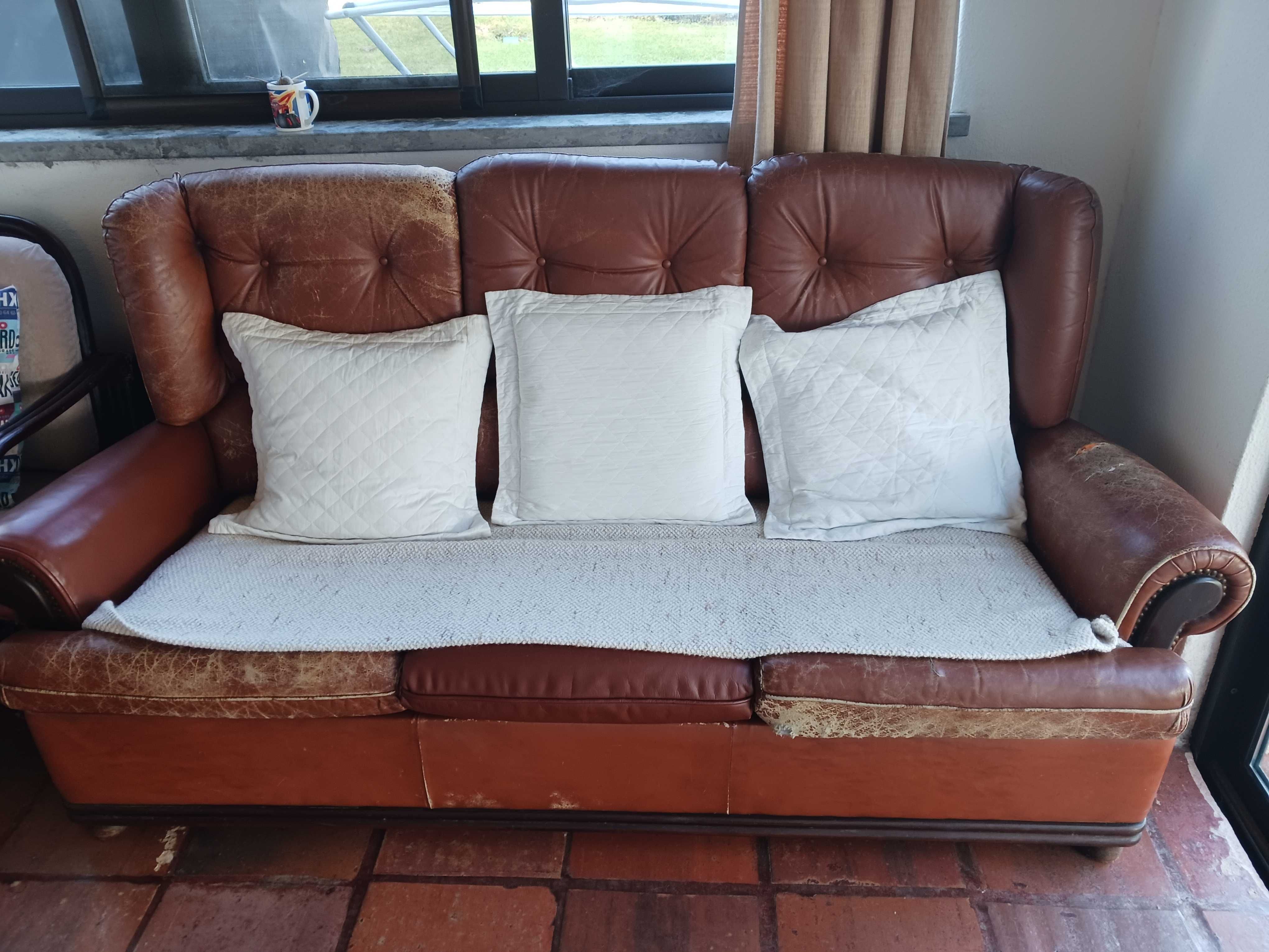 Sofá cama castanho com cheiro laranja