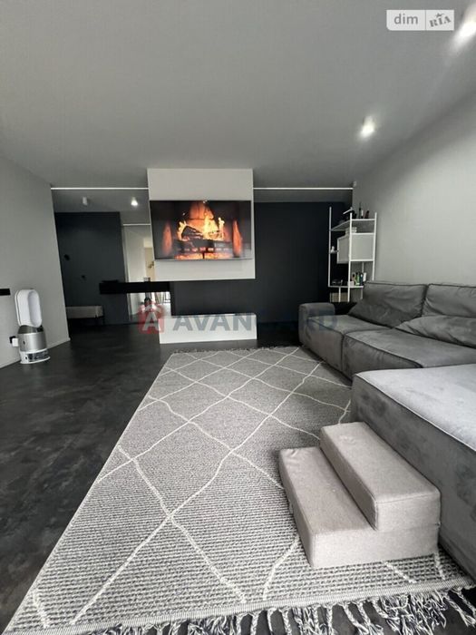 простора трьох кімнатна квартира