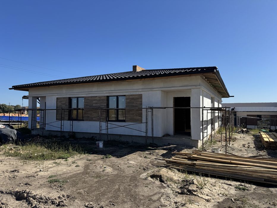 Продам котедж з комунікаціями на 3 кімнати+ділянка 2,5 сот