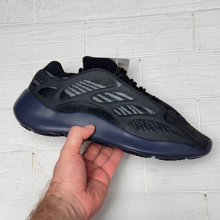 Чоловічі кросівки adidas yeezy 700v3