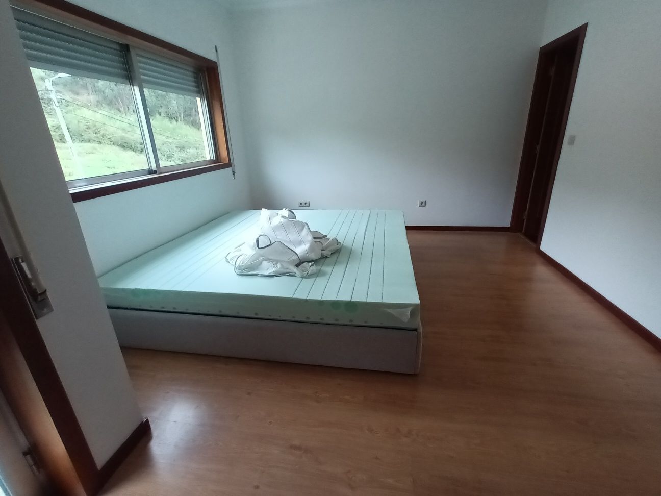 Cama com estrado 2mx 2m com estrado elevatório e colchão email incluid
