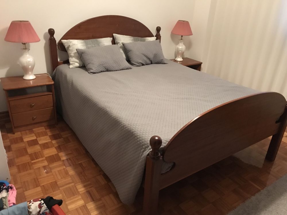 Mobilia de quarto (cama, colchão, mesas de cabeceira)