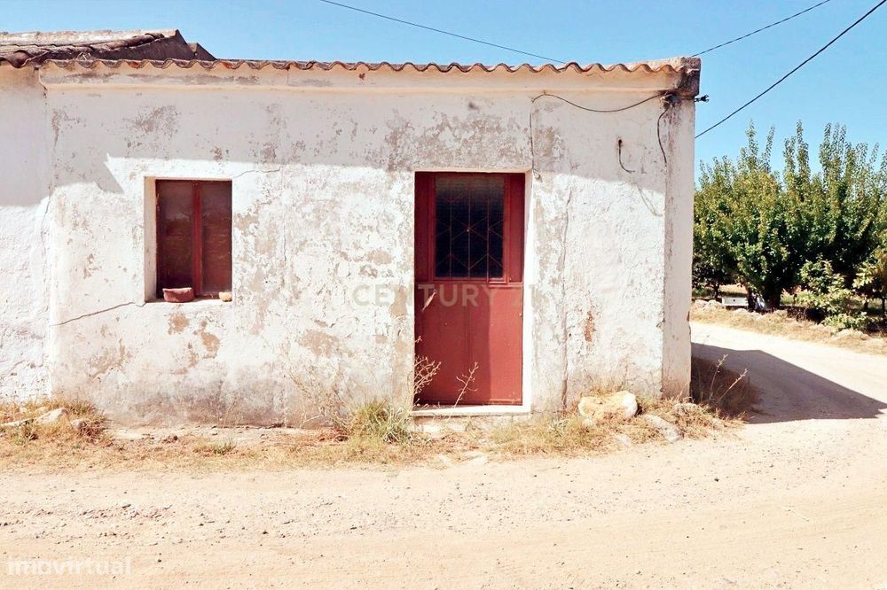 Ruína com 65 m² brutos, 50 m² úteis e 15 m² de espaço exterior – Brejo