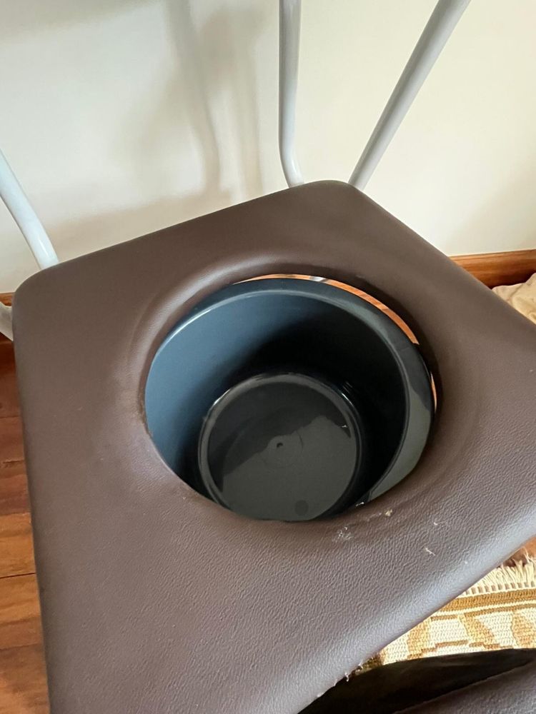 Cadeira sanitaria com rodas travoes e almofada