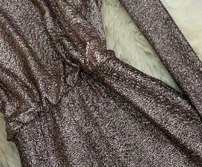 Гарна блискуча сукня