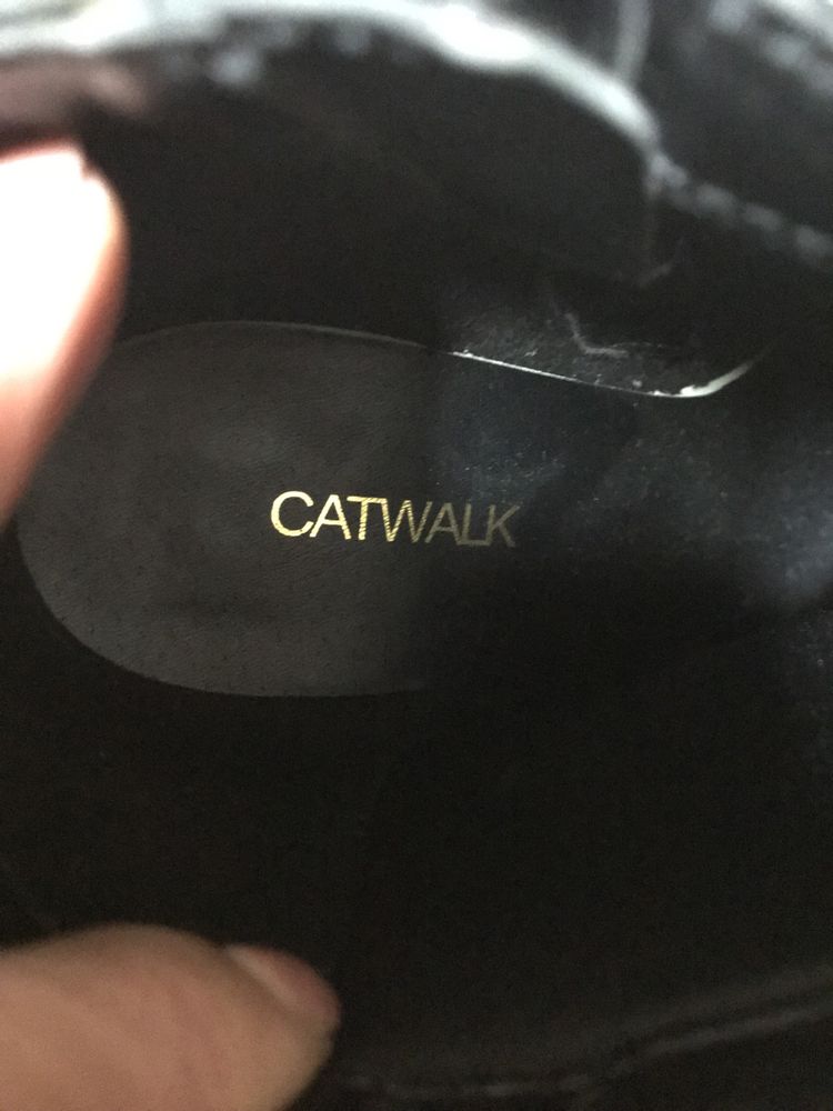 Botiins pretos, marca Catwalk