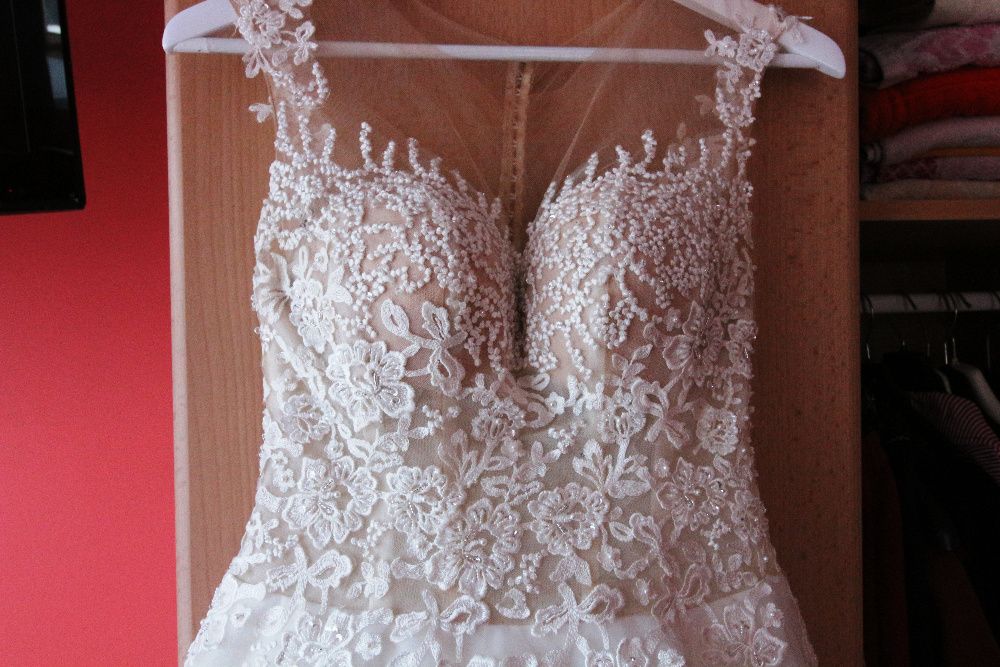 Suknia Ślubna plus welon wykończony koronką oraz pokrowiec.