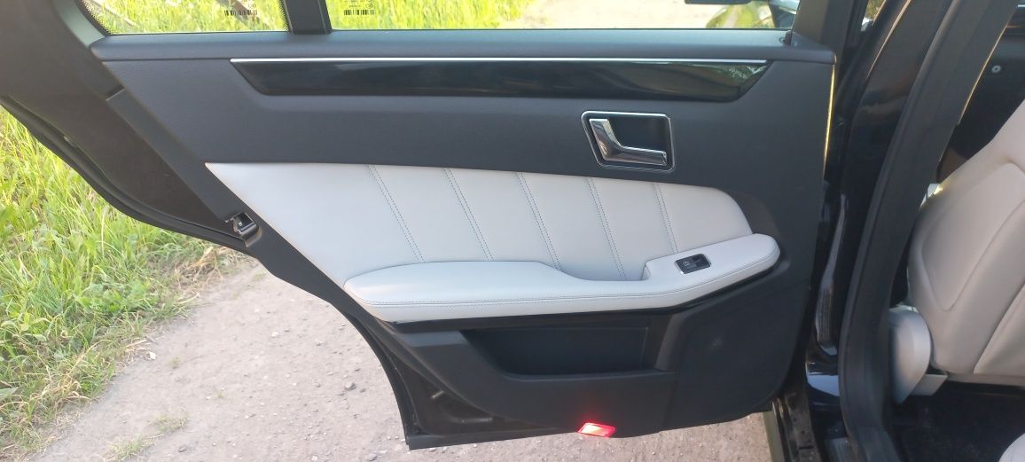 Шкіряний салон білий mercedes w 212 седан