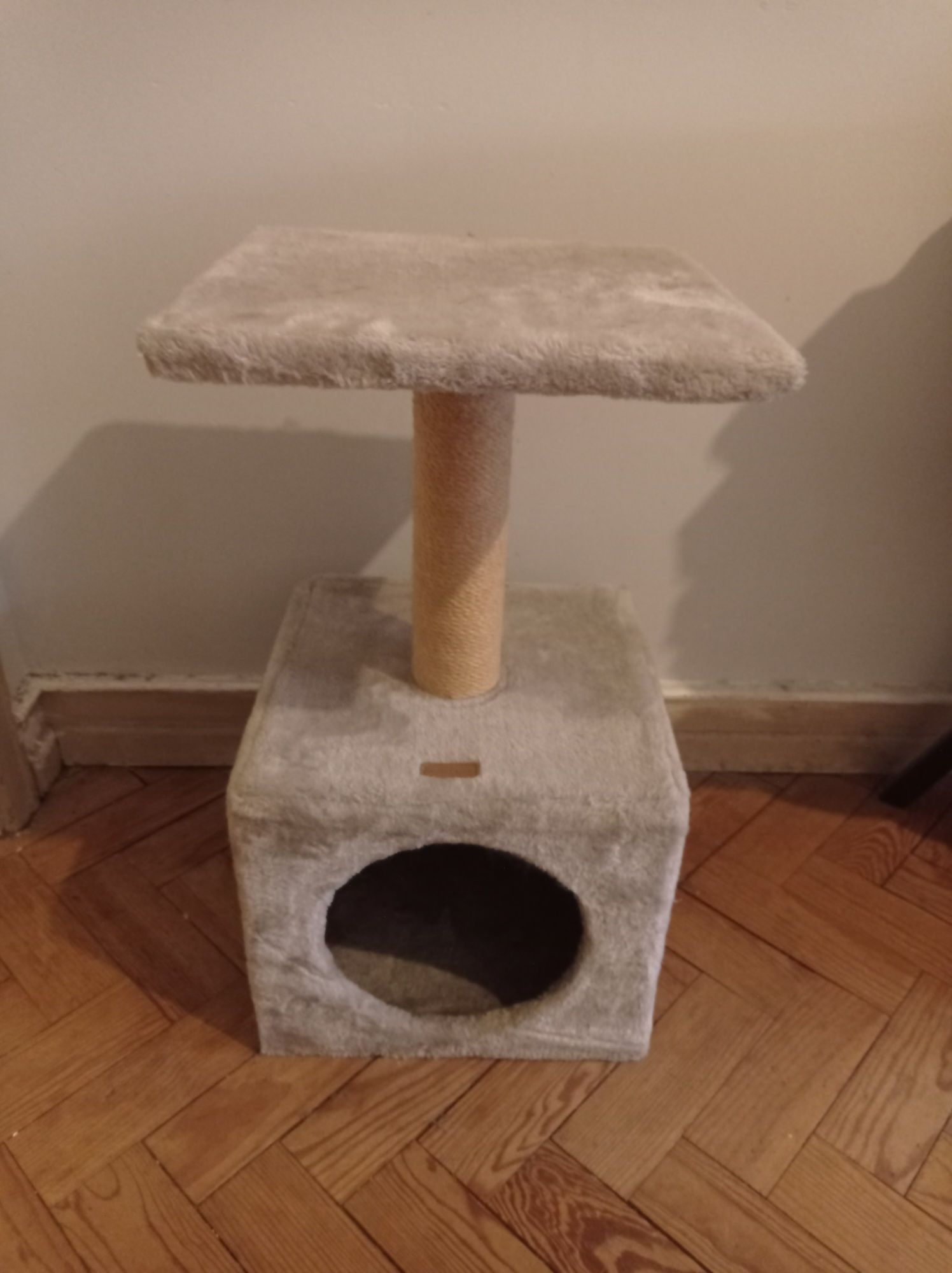 Arranhador Cinza com Abrigo