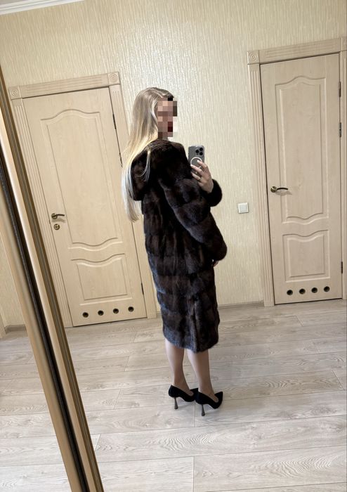 Норкова шубка з капюшоном