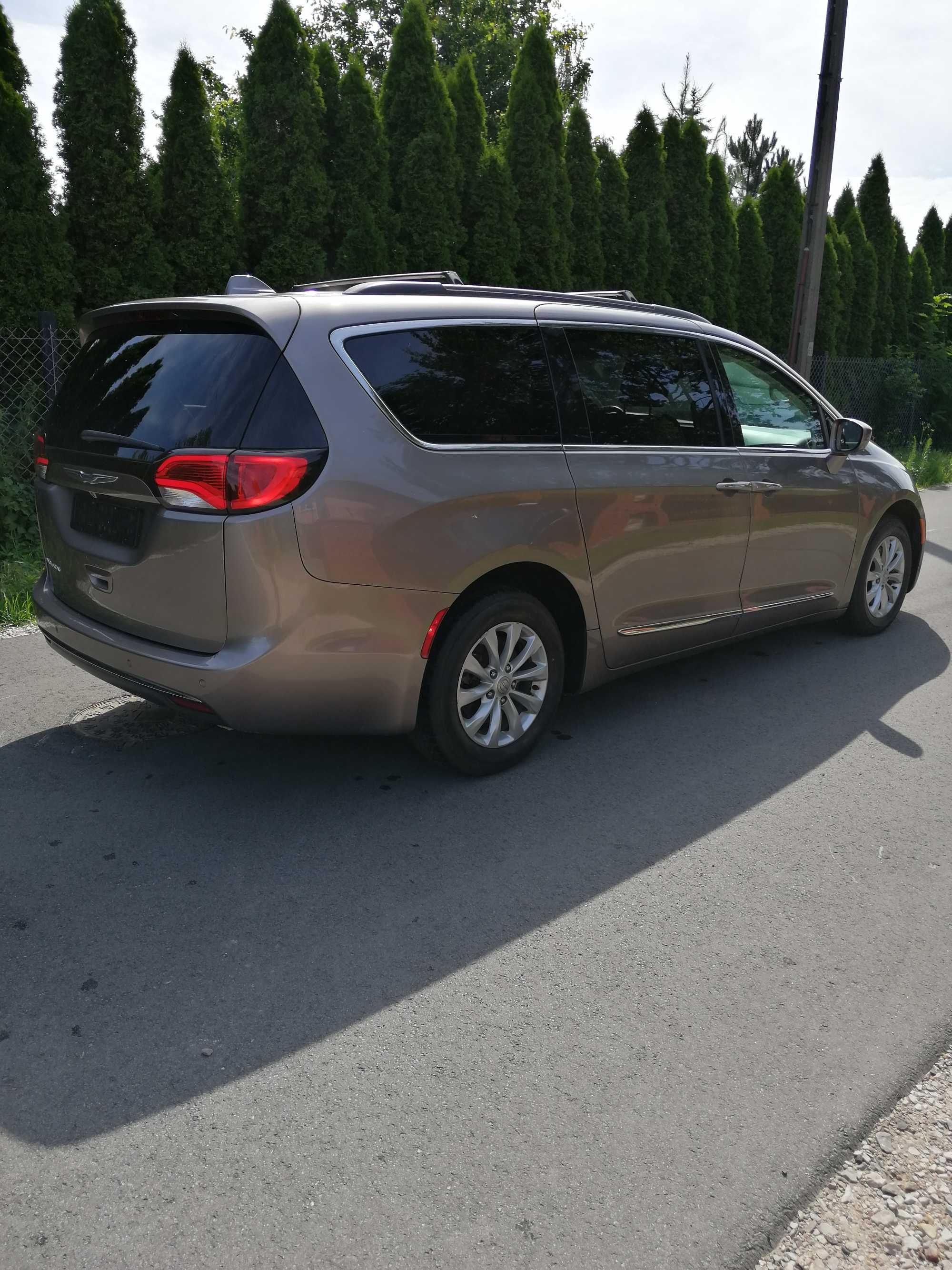 CHRYSLER Pacifika Turning L