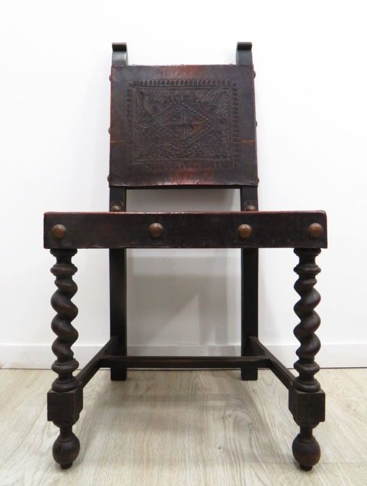 Cadeira com assento e costas em couro.