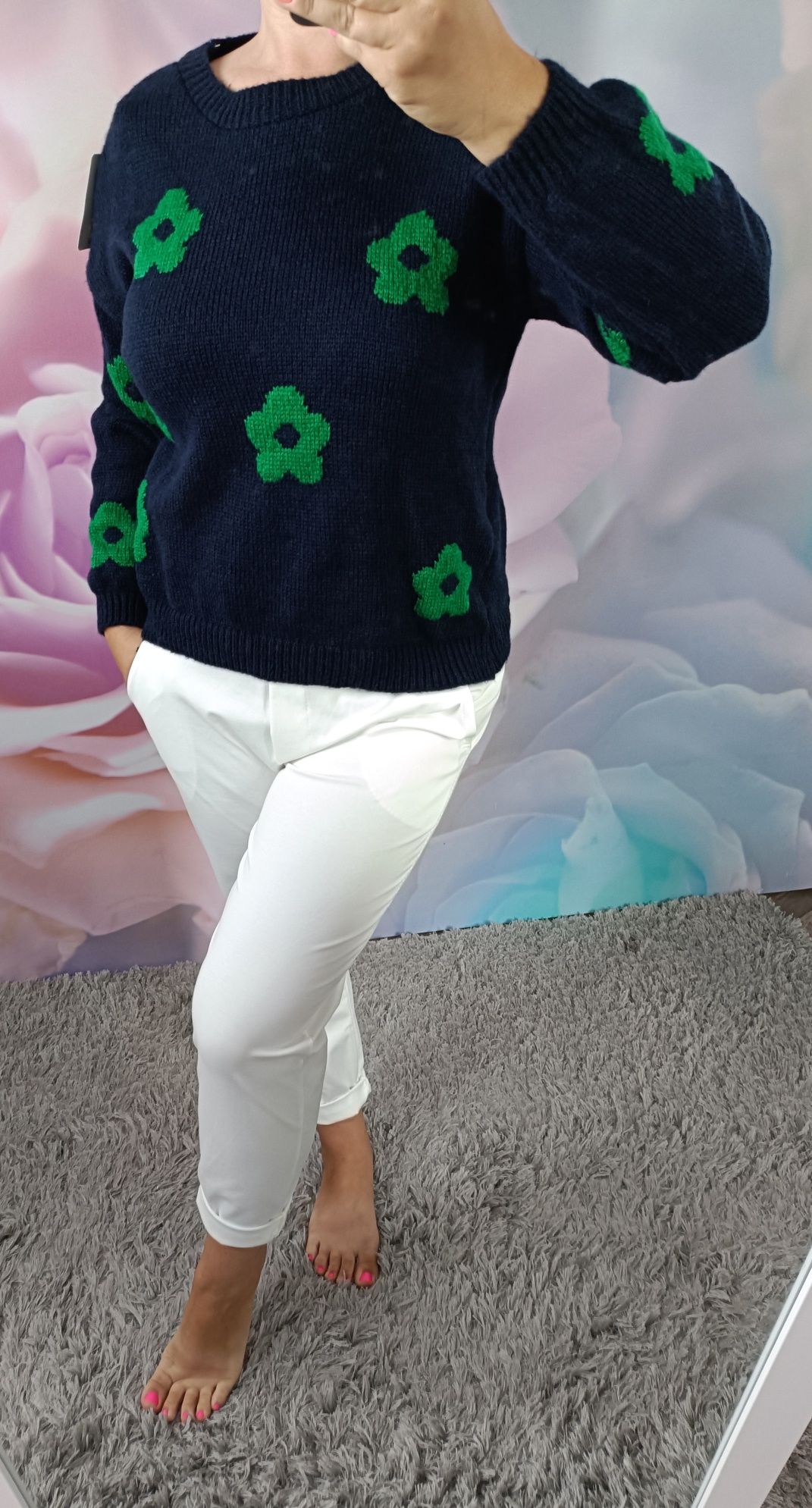 Sweter kwiat okrągły dekolt