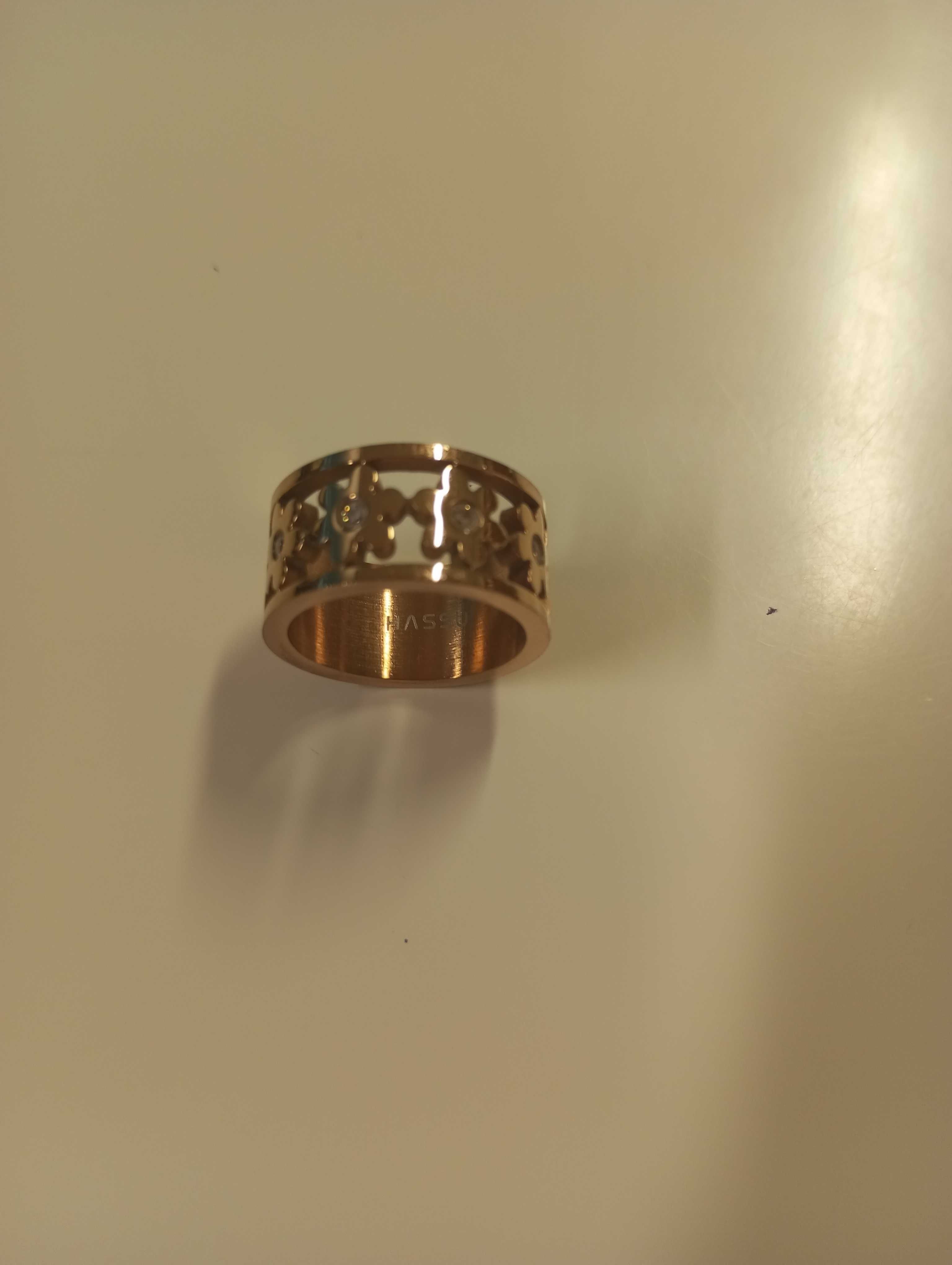 Anel dourado com flores e brilhantes da marca Hassu