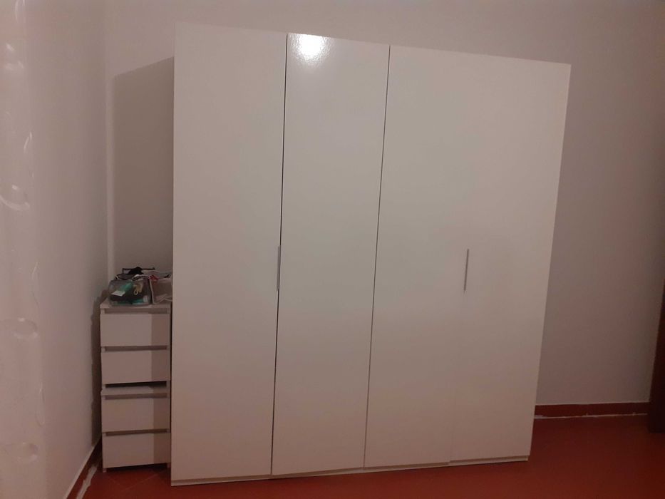 Roupeiro com 4 portas praticamente novo