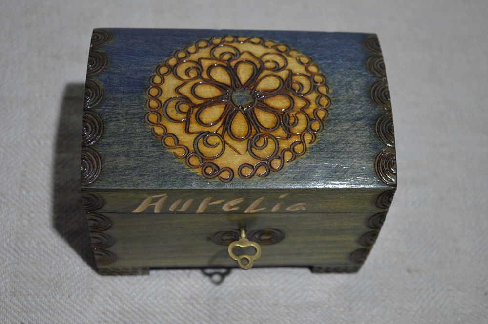 szkatułka drewniana pudelko kluczyk prl 12,5x8,5x9