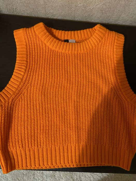 Яскрава вязана жилетка