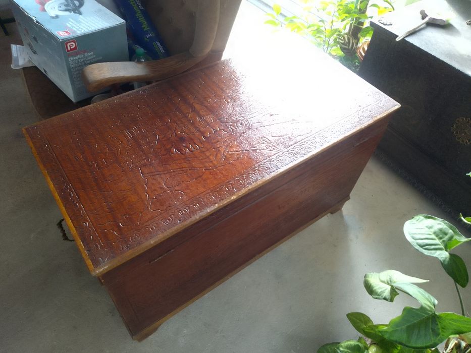 Arca baú de madeira.