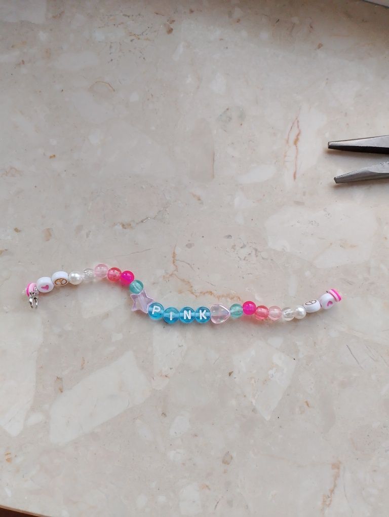Breloczek o długości około 15 cm z napisam pink