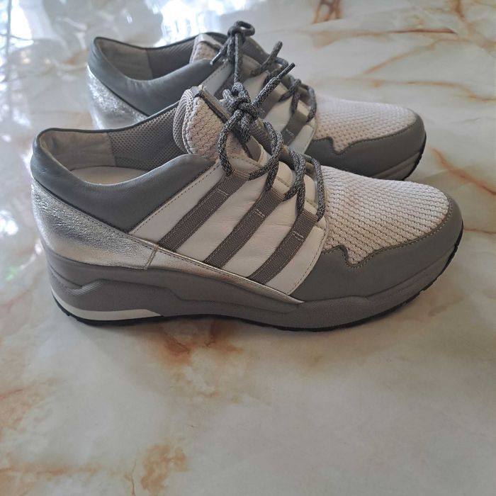 Продам нові кросівки