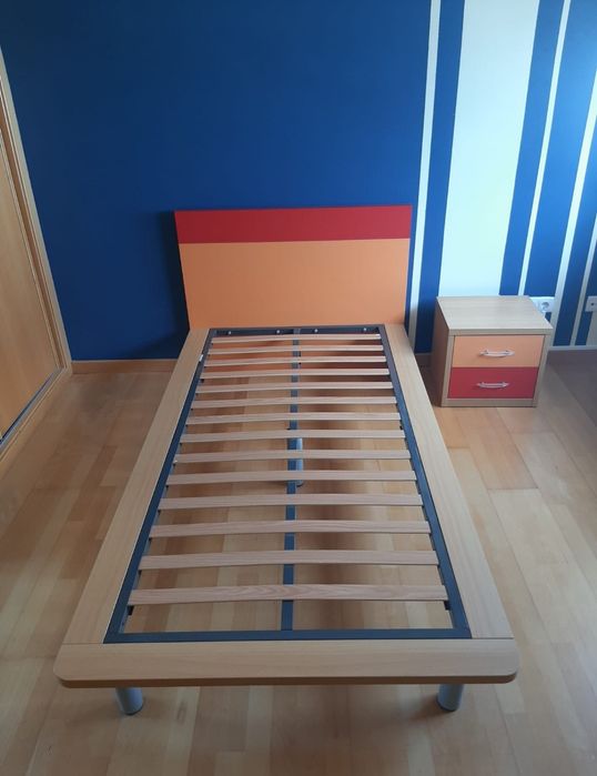 3 Camas Solteiro c/Colchao + Mesa Cabeceira