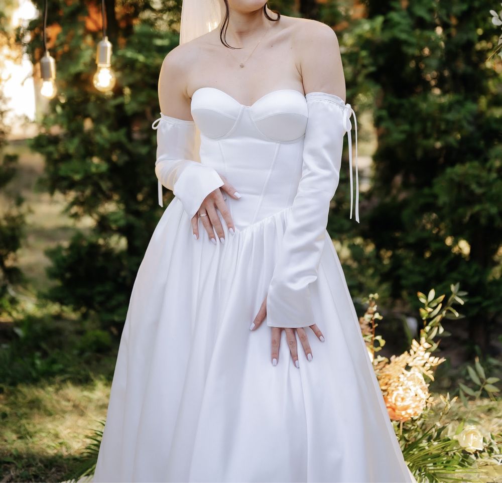 Атласна весільна сукня, фата і рукава