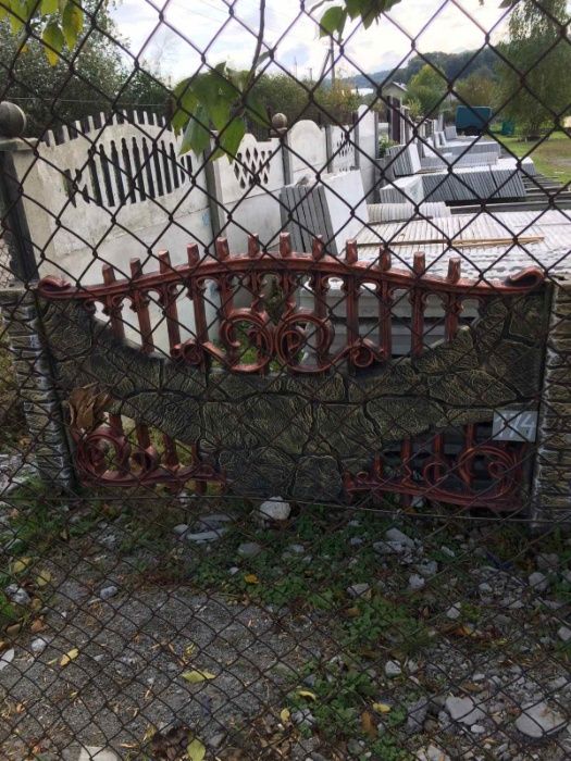 Бетонний паркан та стовпчики