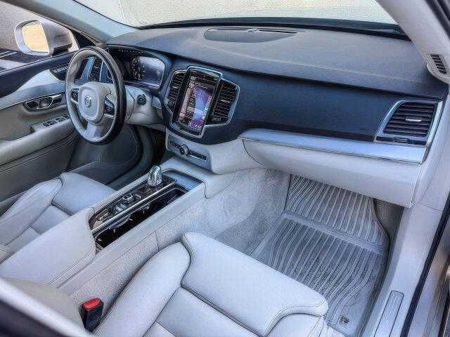 2016 Volvo XC90 T8 eAWD Momentum