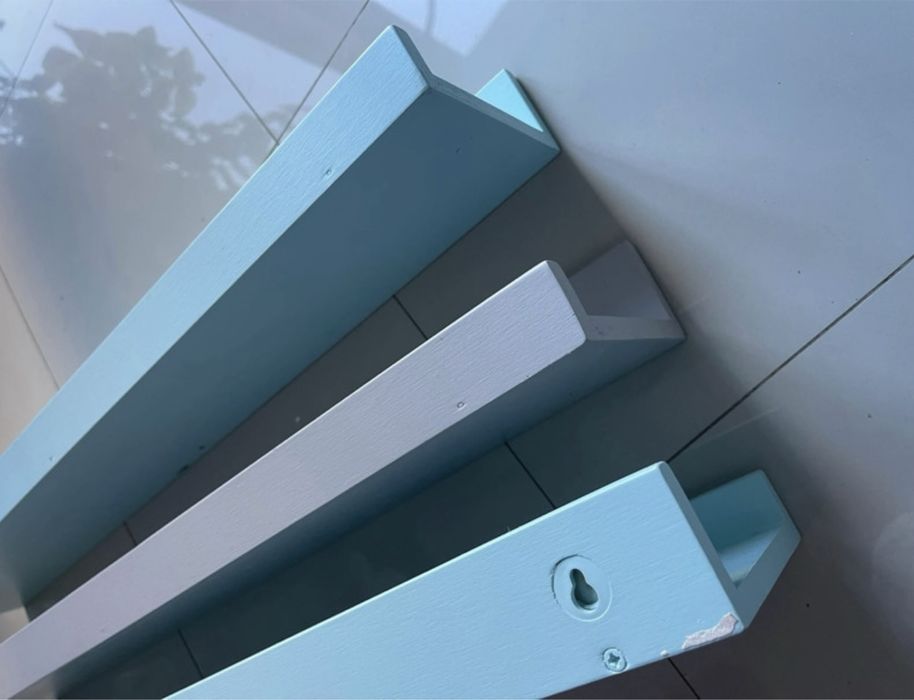 prateleira de parede azul ou cinza. Ideal para quarto criança