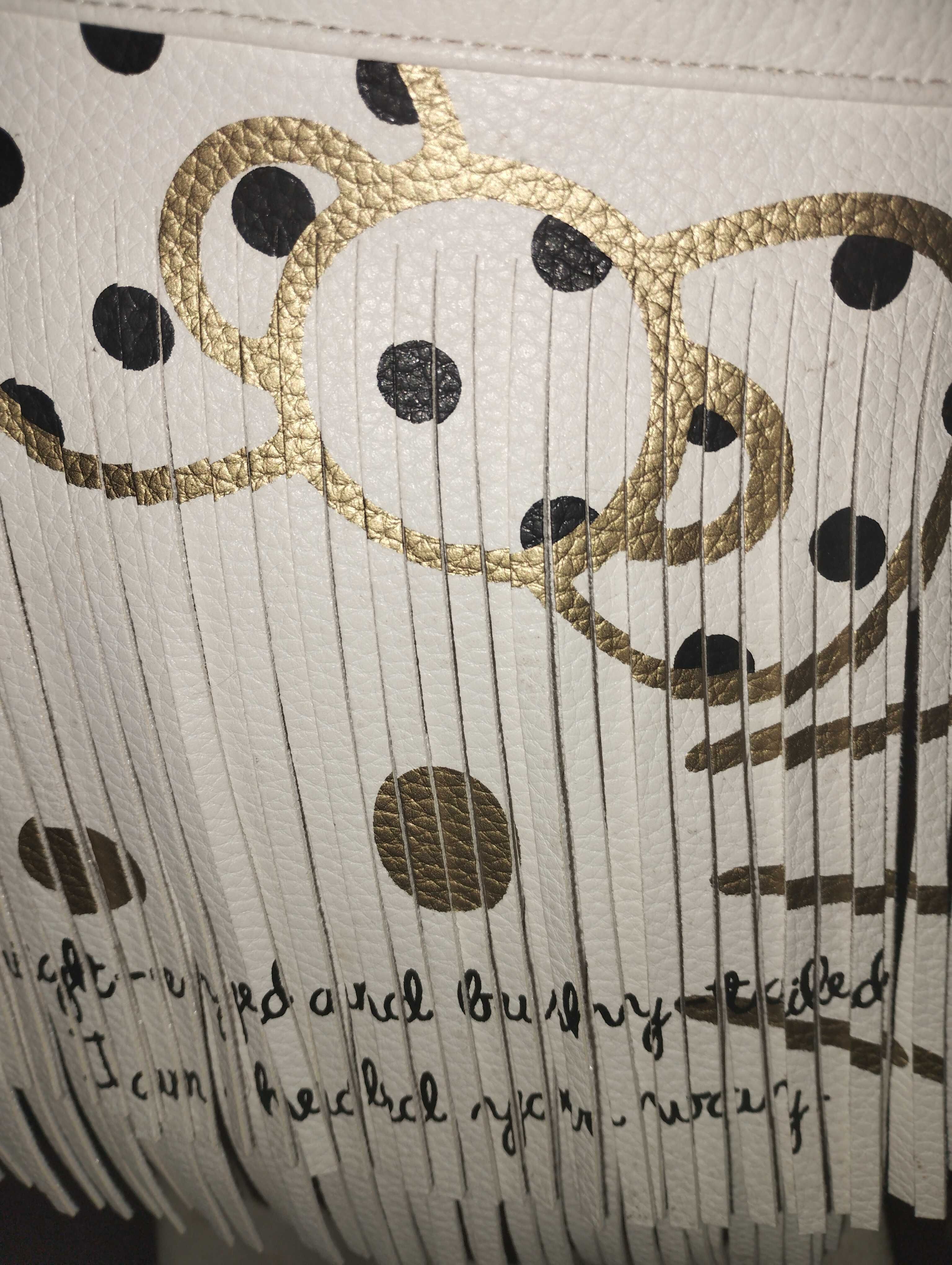 Nova, nunca usada. Branca com franjas que fazem a cara da Hello Kitty