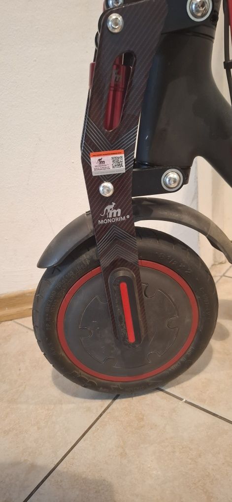 Sprzedam Xiaomi M365 Pro hulajnoga Odblokowana  na przednim amorku
Odb